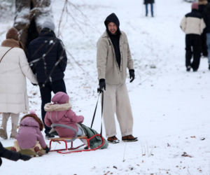 Maciej Pela zabrał córeczki na sanki