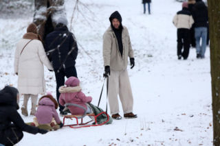 Maciej Pela zabrał córeczki na sanki