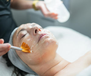 Koniec z ukrywaniem plam pod makijażem. Ten zabieg to pogromca przebarwień, ale uważaj na jeden błąd