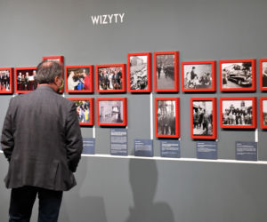 Ekspozycja Szczecin. Atlas obecności kładzie nacisk na rolę mieszkańców miasta oraz ich doświadczeń w budowaniu Szczecina od roku 1945 do współczesności.
