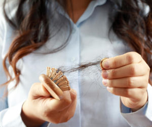Włosy wypadają garściami? Te zmiany hormonalne u kobiet zaczynają się wcześniej, niż myślisz