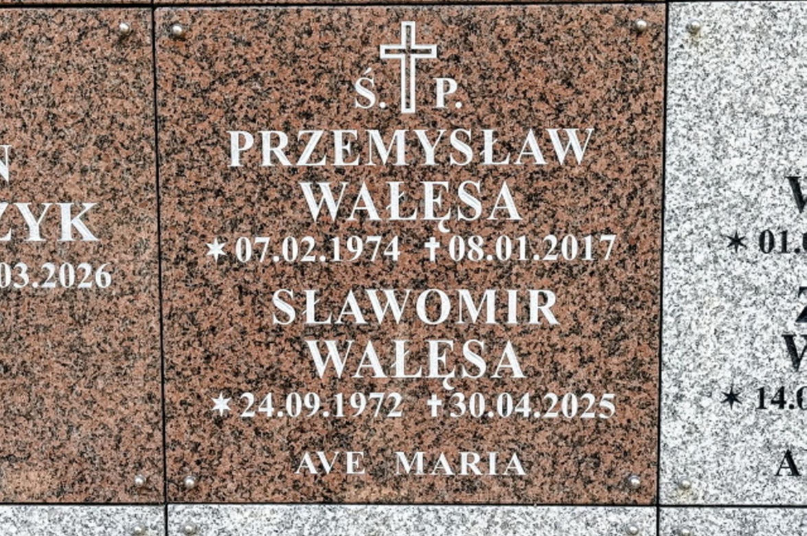 Rok temu zmarł syn Lecha Wałęsy - tak wygląda jego grób