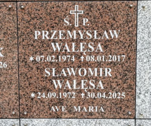 Rok temu zmarł syn Lecha Wałęsy - tak wygląda jego grób
