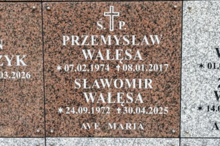 Rok temu zmarł syn Lecha Wałęsy - tak wygląda jego grób