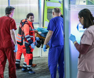 Szpital św. Anny, odcinek 99: Tomek wyjawia Wojtkowi plan ponownych oświadczyn. Fidor, podwożąc Hankę, wzbudza niepokój Kai