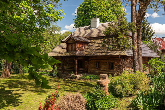 To jedno z najpiękniejszych miast Małopolski. W średniowieczu było wsią, w której mieszkali zakonnicy z Jerozolimy