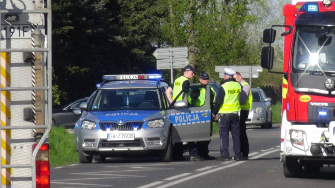 Tragiczny wypadek w Łazach. Motocyklista zderzył się z osobówką. Jedna osoba nie żyje