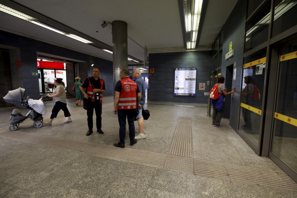 Paraliż w Warszawie po pożarze w metrze.