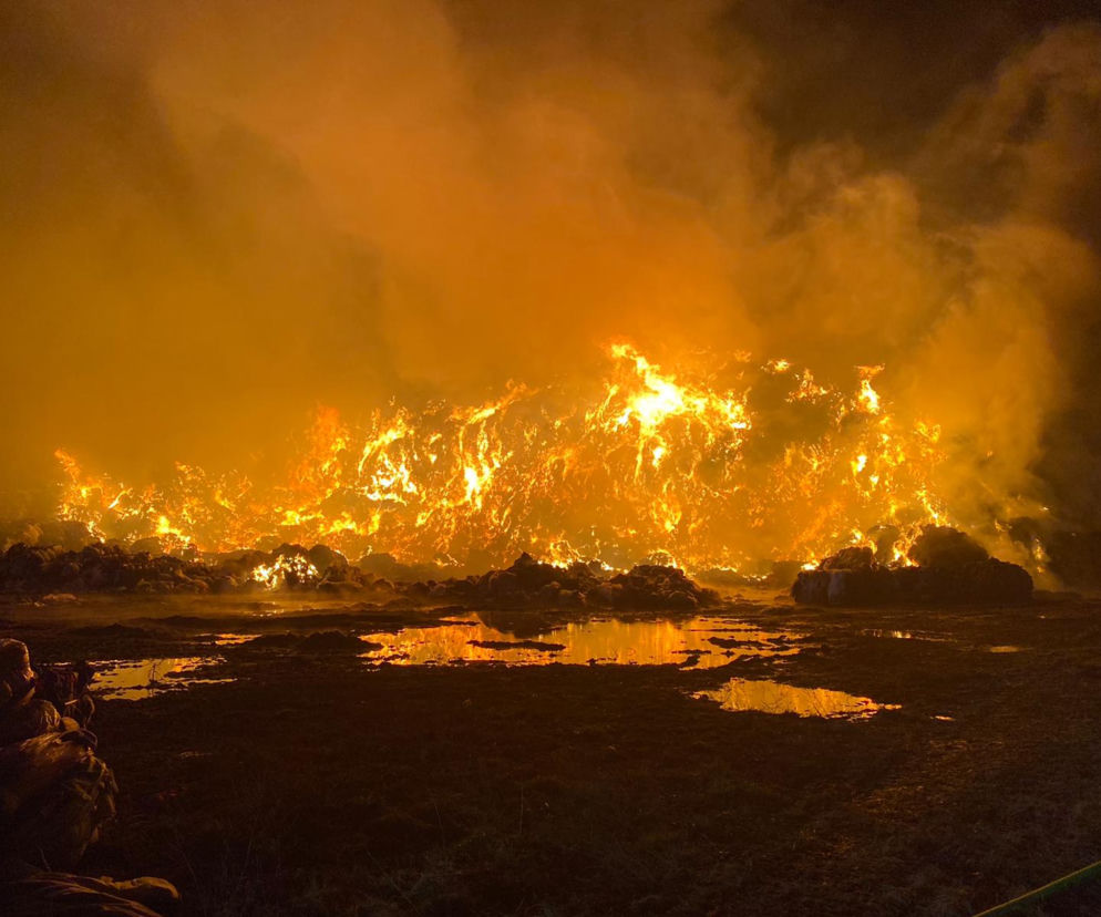 Trzeci potężny pożar tekstyliów w Kamieńcu! Aż 130 strażaków w akcji. To wina podpalacza?