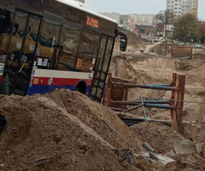Kierowca autobusu stracił przytomność i wjechał w dziurę!