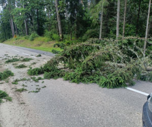Drzewa na drogach i budynkach. Zniszczone namioty harcerzy. Walka z żywiołem  na Warmii i Mazurach