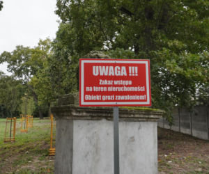 Ten piękny pałac zamieniono na... biura PGR-u. Salę balową zasypano zbożem, furmankami wywożono meble. Dziś to ruina