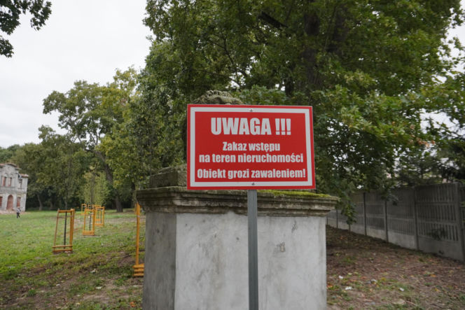 Ten piękny pałac zamieniono na... biura PGR-u. Salę balową zasypano zbożem, furmankami wywożono meble. Dziś to ruina