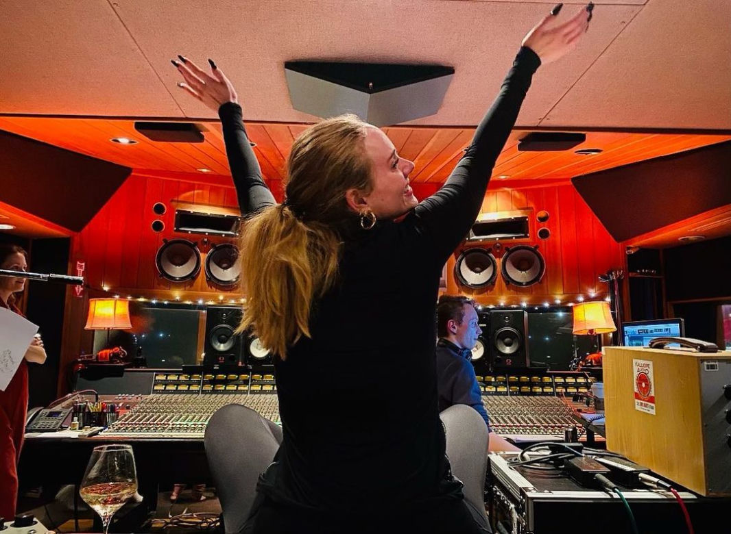 Adele odwolała koncerty bo nie chciała fruwać nad basenem na scenie