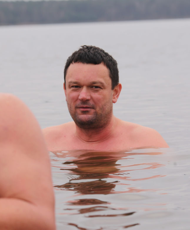 Oni kochają zimno! Lubelskie morsy wskoczyły do Zalewu Zemborzyckiego