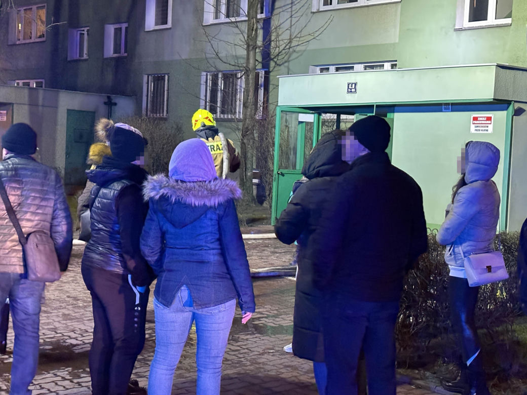 Przez rupiecie na korytarzu mogli stracić życie. Szafki i sztuczna choinka zajęły się ogniem. Potworny pożar w Legionowie