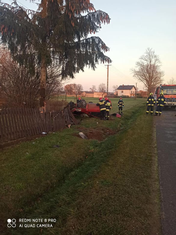 WIRY: 26-latek DACHOWAŁ chevroletem w rowie. Auto SKASOWANE
