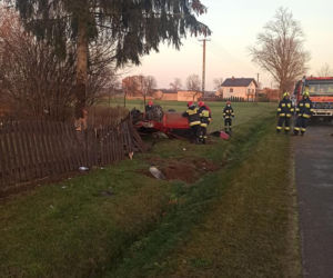 WIRY: 26-latek DACHOWAŁ chevroletem w rowie. Auto SKASOWANE