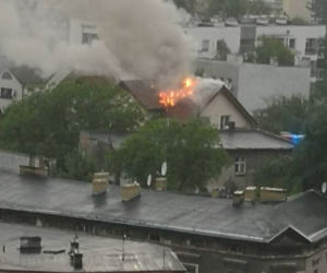 Tragiczne skutki burzy w Bydgoszczy. Piorun uderzył w dom i wywołał pożar! [ZDJĘCIA]