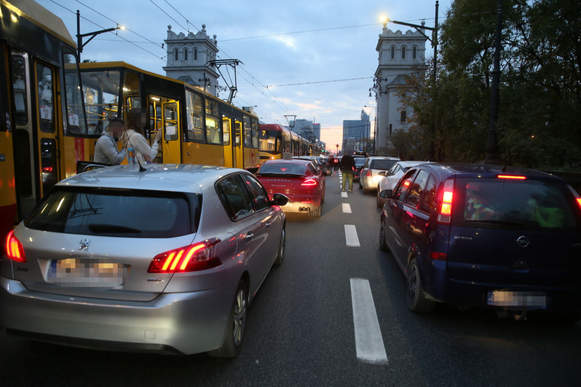 Wyrzucą diesle z centrum?! Warszawa chce "Strefy Czystego Transportu"