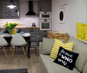 Szara sofa w salonie skandynawskim