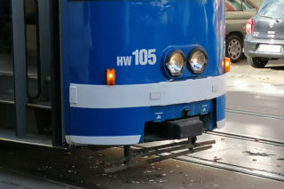 BMW zderzyło się z tramwajem w centrum Krakowa. Dwoje dzieci rannych! [ZDJĘCIA]