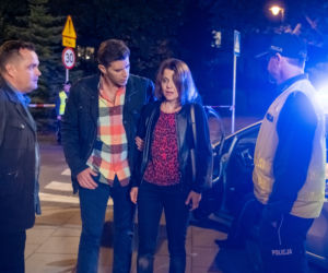 Na Wspólnej, odcinek 2976: Marta (Joanna Jabłczyńska), Mikołaj (Krzysztof Wieszczek), Sławek (Mariusz Słupiński)