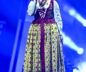 Co ona ma na sobie?! Szroeder wyglądała jak w firance z PRL-u