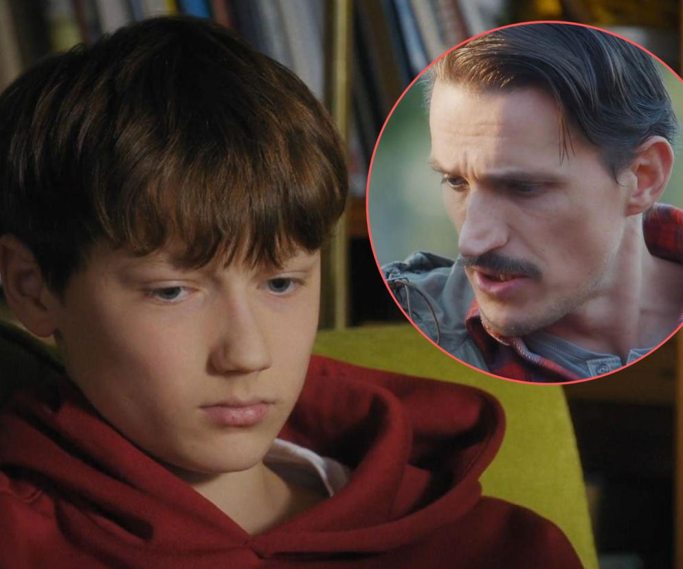 Zamyślony Franek z serialu M jak miłość w czerwonej bluzie, obok w okręgu pojawia się wizerunek Jarosława Śmigielskiego, wcielającego się w rolę jego bezwzględnego ojczyma, Marcina Sitka. O dramatycznych losach chłopca i Doroty oraz Bartka Lisieckich dowiesz się na Super Seriale.