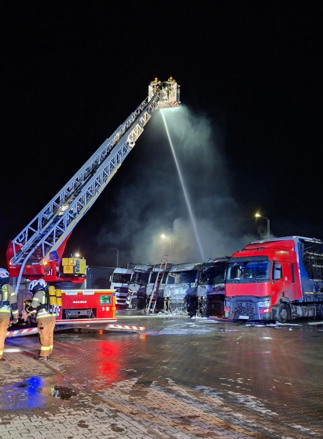 Pożar w Paniówkach. Paliły się ciężarówki na parkingu