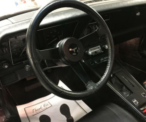 Corvette C3 z przebiegiem 1447 mil 