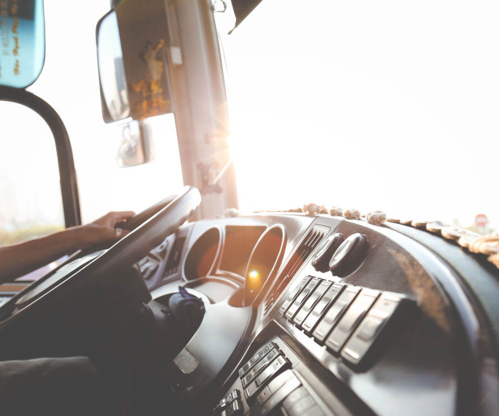 Wypadek na DK 65. Autobus szkolny zderzył się z ciężarówką. Wiózł 27 dzieci