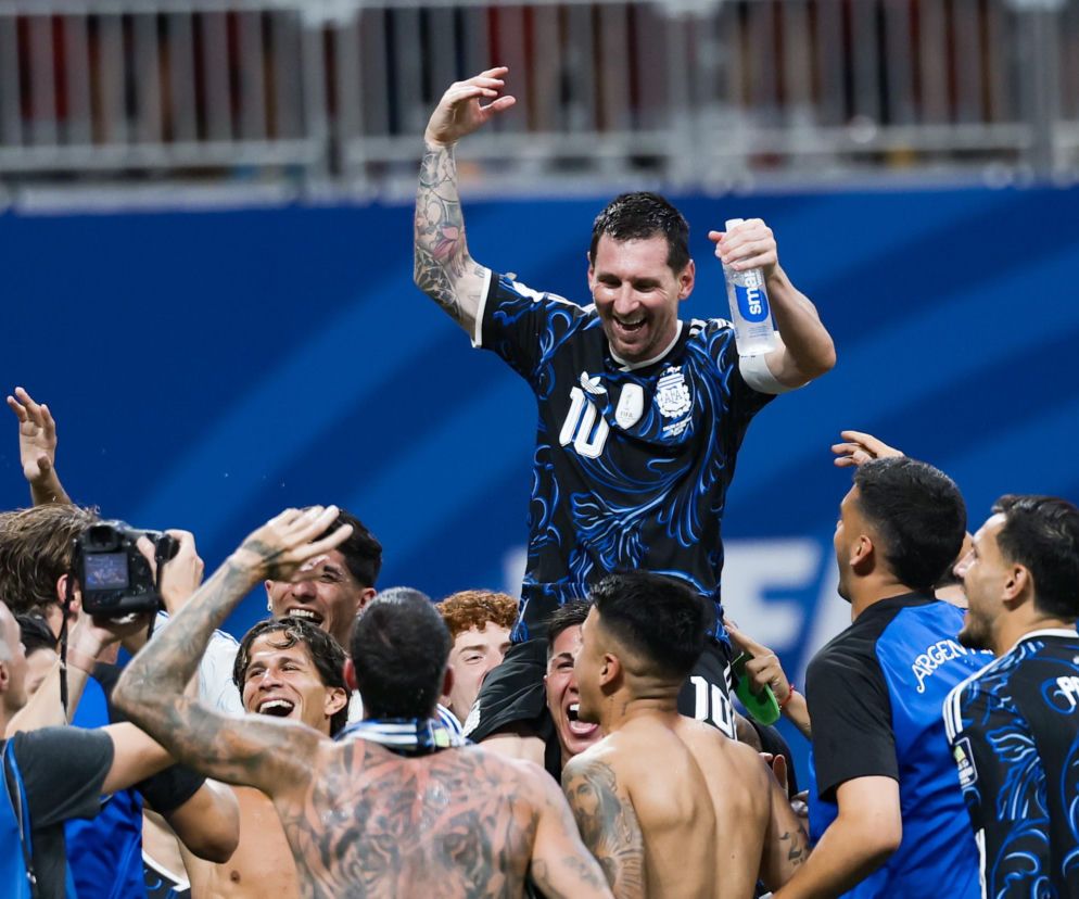 Cieszący się Leo Messi siedzi na ramionach kolegów z reprezentacji Argentyny. O finale MŚ przeczytasz w VOX FM.