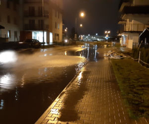 Warszawa. DRAMAT na Białołęce. Mieszkańcy RATOWALI swój dobytek. Woda WDZIERAŁA się WSZĘDZIE! 