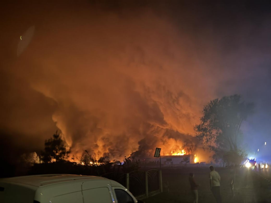 Warszawa. Pożar hal magazynowych w Kawęczynie [ZDJĘCIA]