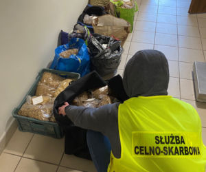 Nielegalne papierosy na targowisku przy przy Dworcu Świebodzkim we Wrocławiu