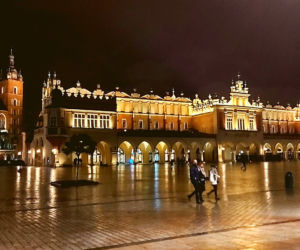 Na krakowskim Rynku pojawiły się już pierwsze świąteczne iluminacje