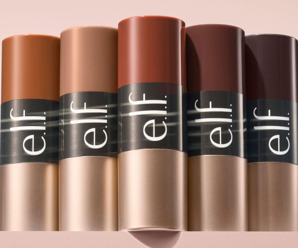 Pięć bronzerów w sztyfcie marki e.l.f. Cosmetics w różnych odcieniach brązu. O nowościach kosmetycznych czytaj w Eska.
