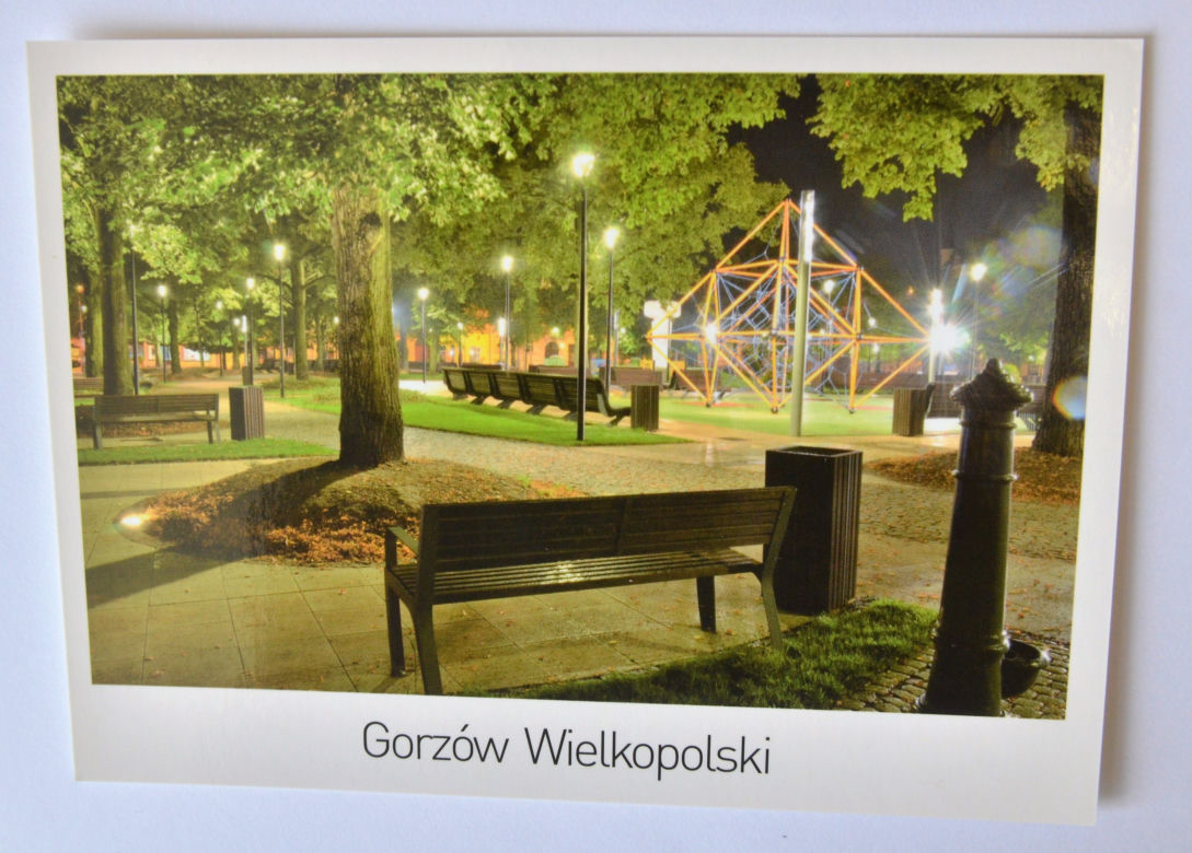 Urzędnicy rozdają pocztówki. Zobaczcie kilka. 