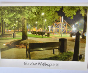 Urzędnicy rozdają pocztówki. Zobaczcie kilka. 