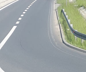Jechał bez opony i uszkodził 6 km drogi