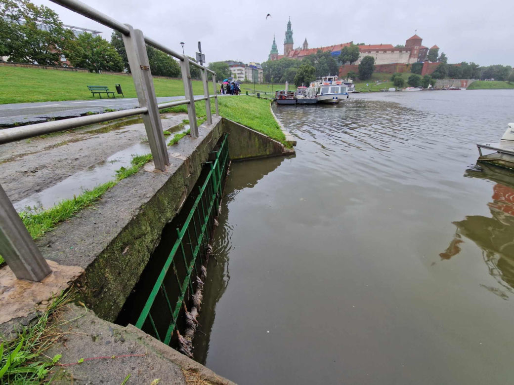 Pod Wawelem odkryto ślady po dużych zrzutach ścieków do Wisły. „Leki, hormony, narkotyki” 