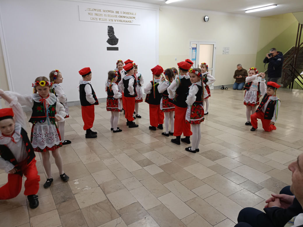 Nowy plac zabaw przy SP nr 8 w Siedlcach jest ogólnodostępny dla wszystkich mieszkańców miasta i dostosowany do potrzeb osób z niepełnosprawnością ruchową