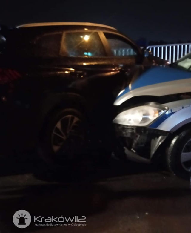 Wypadek w Skawinie. Samochód osobowy zderzył się z radiowozem