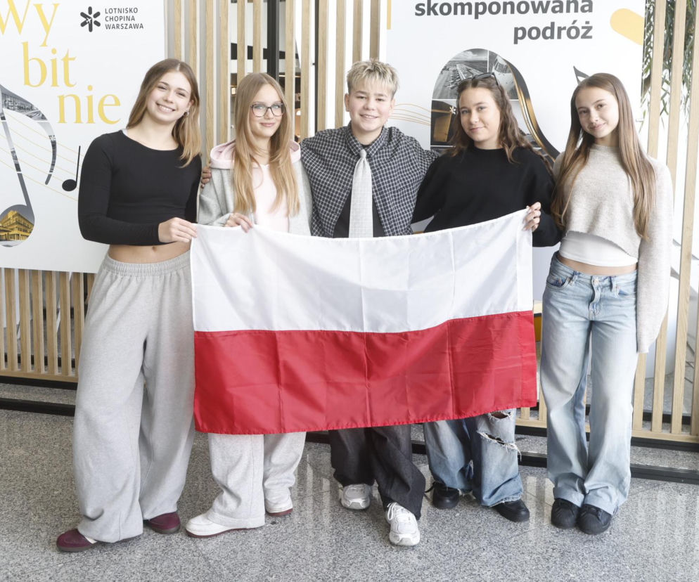 Wiktor Sas z polską flagą i grupą nastolatków przed odlotem na Eurowizję Junior 2026. O szczegółach przeczytasz na SE.