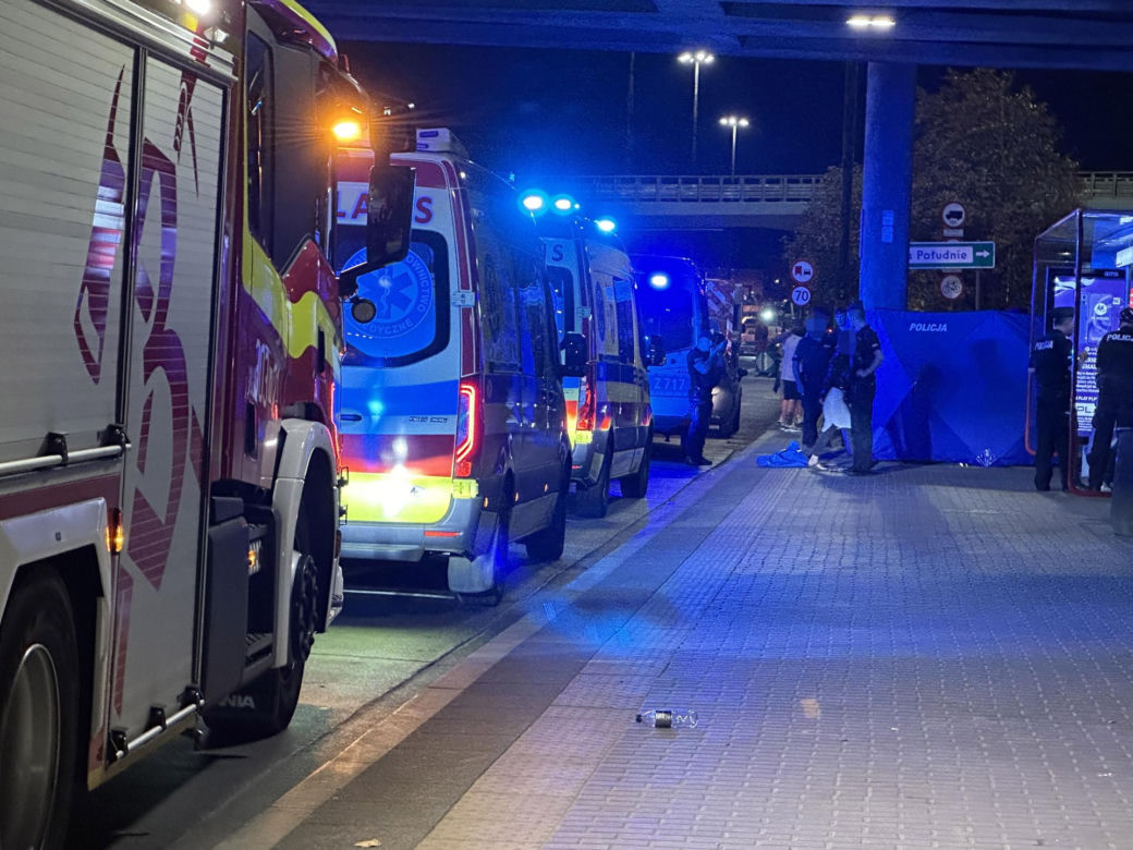 Tragedia po meczu Legii Warszawa. Kibic spadł w mostu na Wisłostradę. Nie żyje. „Chciał skrócić sobie drogę”