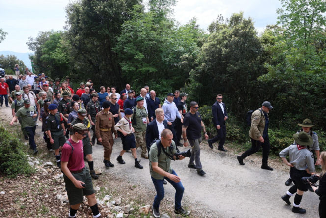 Prezydent RP Karol Nawrocki podczas trekkingu z harcerzami, młodzieżą i społecznikami pod hasłem Szlak Pamięci w Cassino