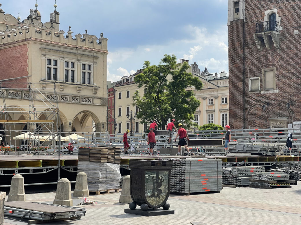 Kontrowersyjna budowa na Rynku Głównym w Krakowie. Mieszkańcy podzieleni