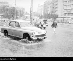 Warszawa zniknęła pod wodą! Zalane ulice i chodniki. Co tam się działo! Archiwalne zdjęcia z lat 60.