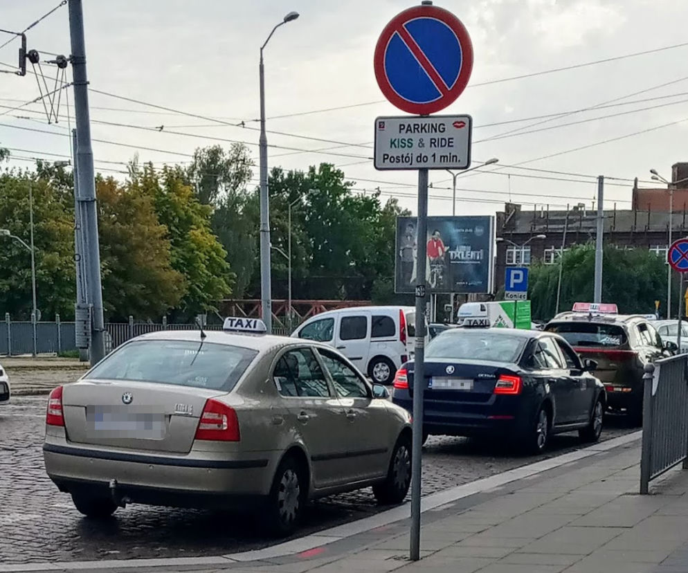 Taksówkarze okupują parking Kiss & Ride przed szczecińskim dworcem